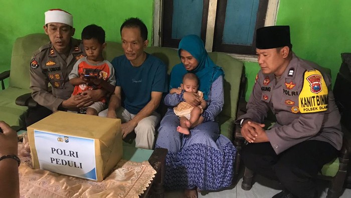 Girangnya Pasutri Tunanetra Terima Paket Sembako dan Uang dari Polisi